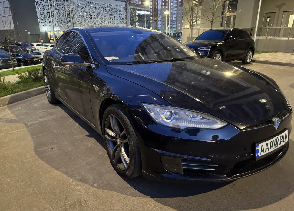 Tesla model s. Тесла модел с