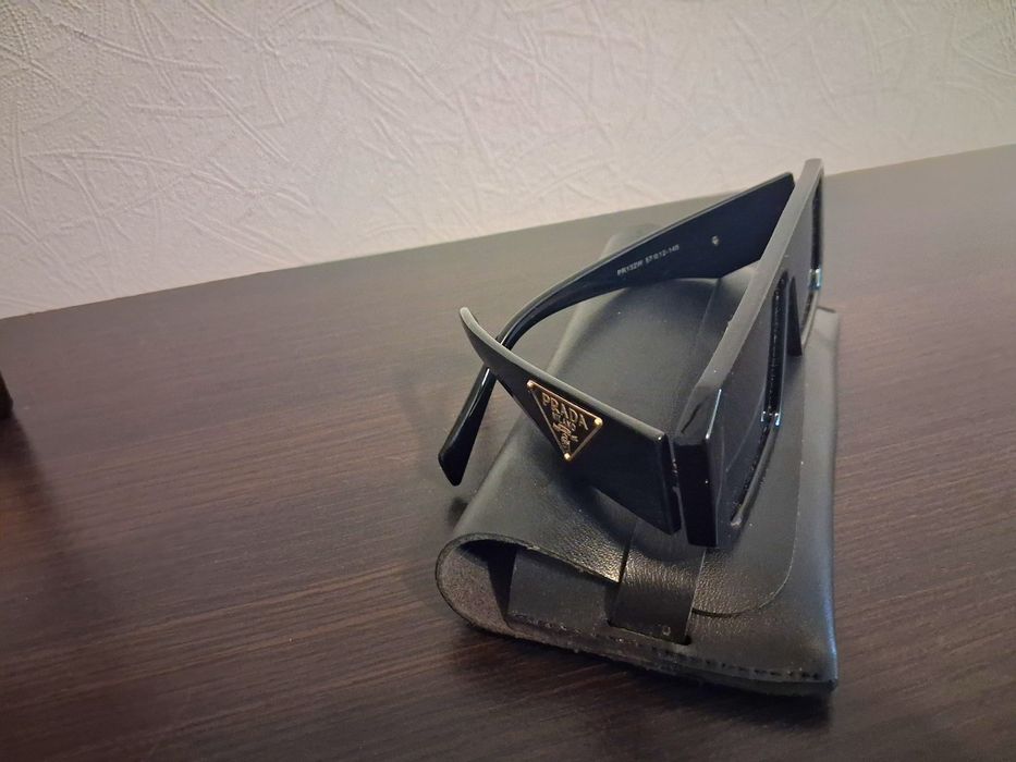 Prada  стильні окуляри .