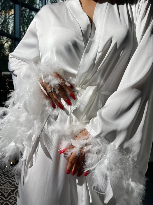 Длинный шелковый халат с перьями, атласный халат с перьям халат пір'я