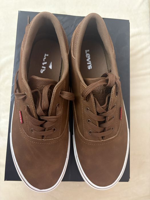 Кросівки Levi's коричневі, розмір 44, екошкіра, нові