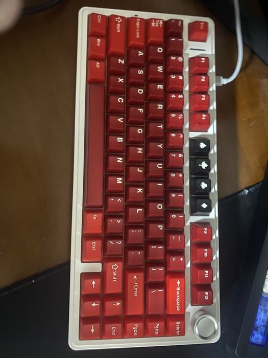 Aula f75 з кейкапами