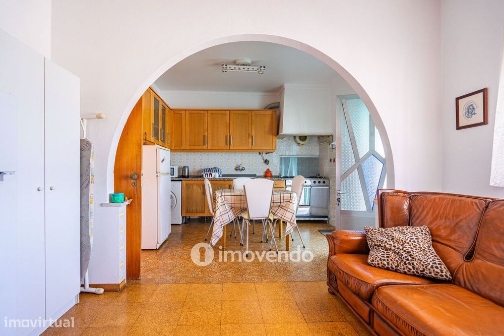 Moradia T4 mais Anexo T1, com jardim, na Caparica