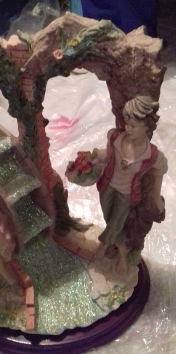 Estatueta Casal Menino e Menina