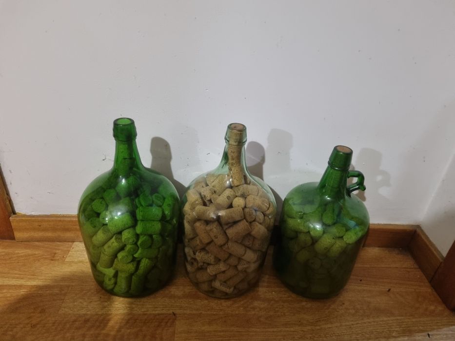 Garrafões com rolhas