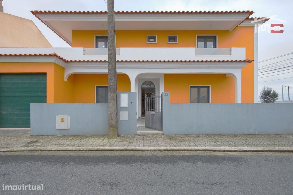 Moradia T4 de Excelência com Box para 4 Viaturas e Ótimos Acessos