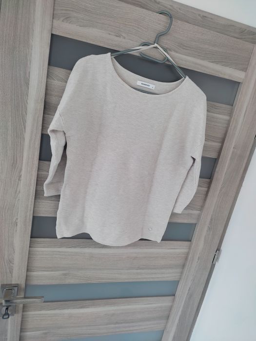 Beżowy sweter o prążkowanej strukturze z wiskozą Reserved roz S