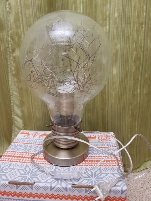 Nowa lampa stojąca Bombilla