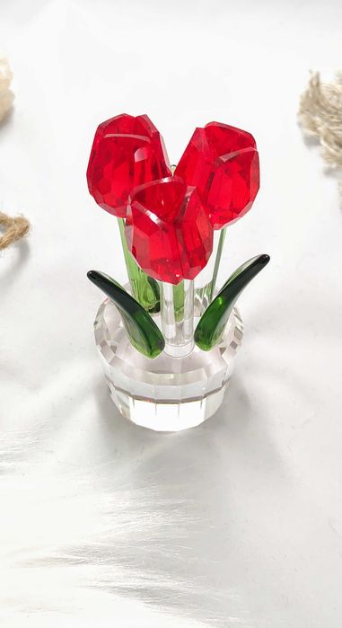 Szklana figurka 3 czerwone tulipany w doniczce