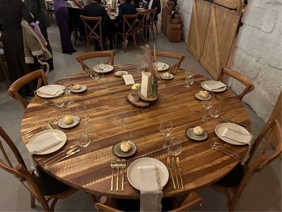 Estrutura em madeira casamento, troncos decoração, tapetes e base mesa