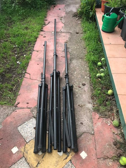 Tripés para colunas de som, 3 a venda e um para colocar luzes etc.
