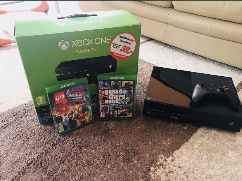Xbox One com comando e 4 jogos