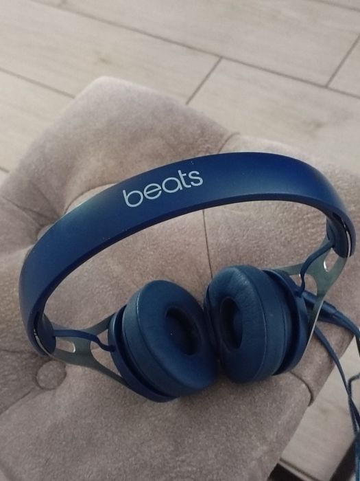 Дротові накладні навушники Beats EP синього кольору.