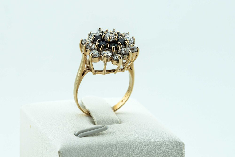 Elegancki i wytworny pierścionek ze złota 375 niebieskie cyrkonie