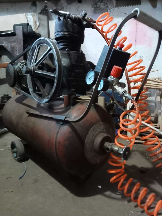 Воздушный компрессор 220/380В на колесах 50л.ссср.