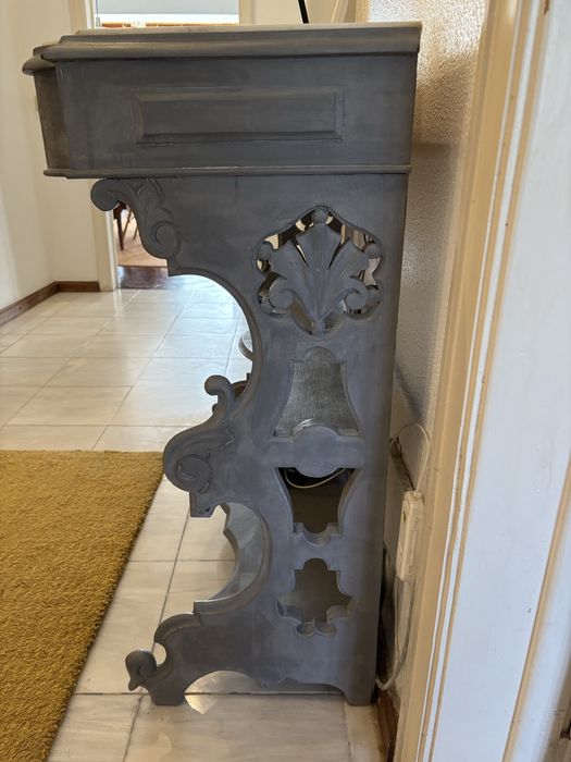 Consola de madeira pintada