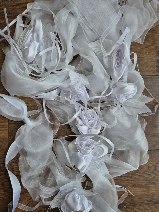 Ślubne ozdoby na samochód