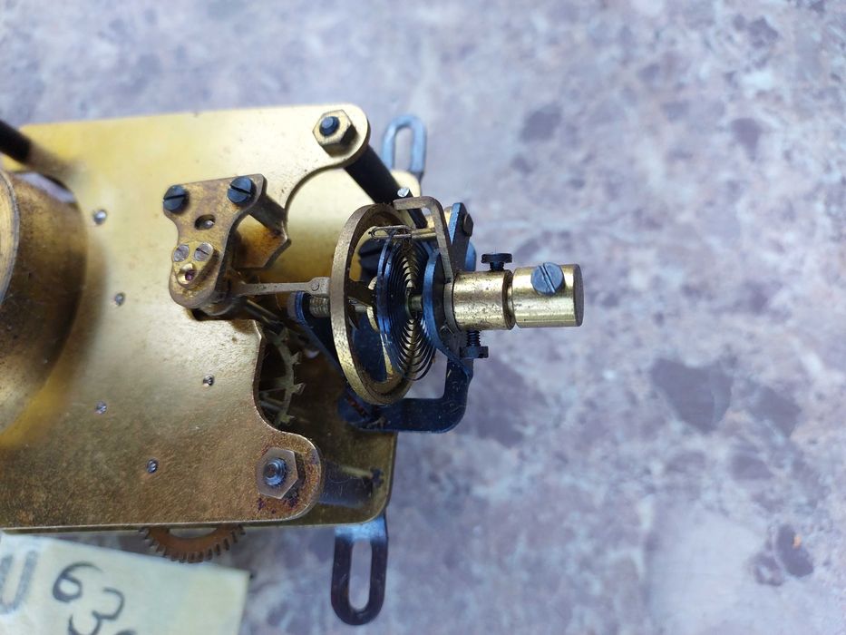 639 Mechanizm starego zegara Muhlheim chodzik balansowy zerwana spręży