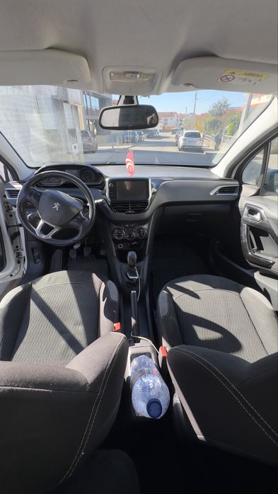 Vende-se Peugeot 208, motor 1.4 HDi (gasóleo), ano 2014, com cerca de 169.357 km.