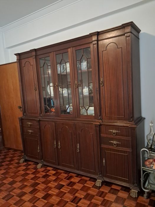 Móvel aparador com cristaleira