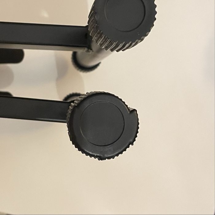 2 suportes de guitarra/baixo Quiklok
