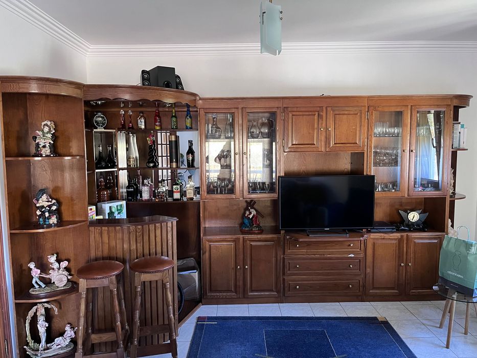 Bar em madeira com pormenores bonitos