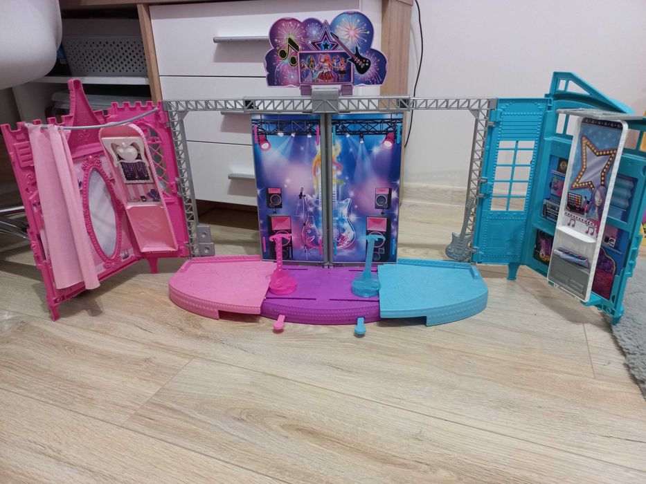 Sprzedam  składaną scenę Barbie .