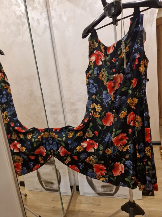 Letnia sukienka czarna w kwiaty bez rękawów