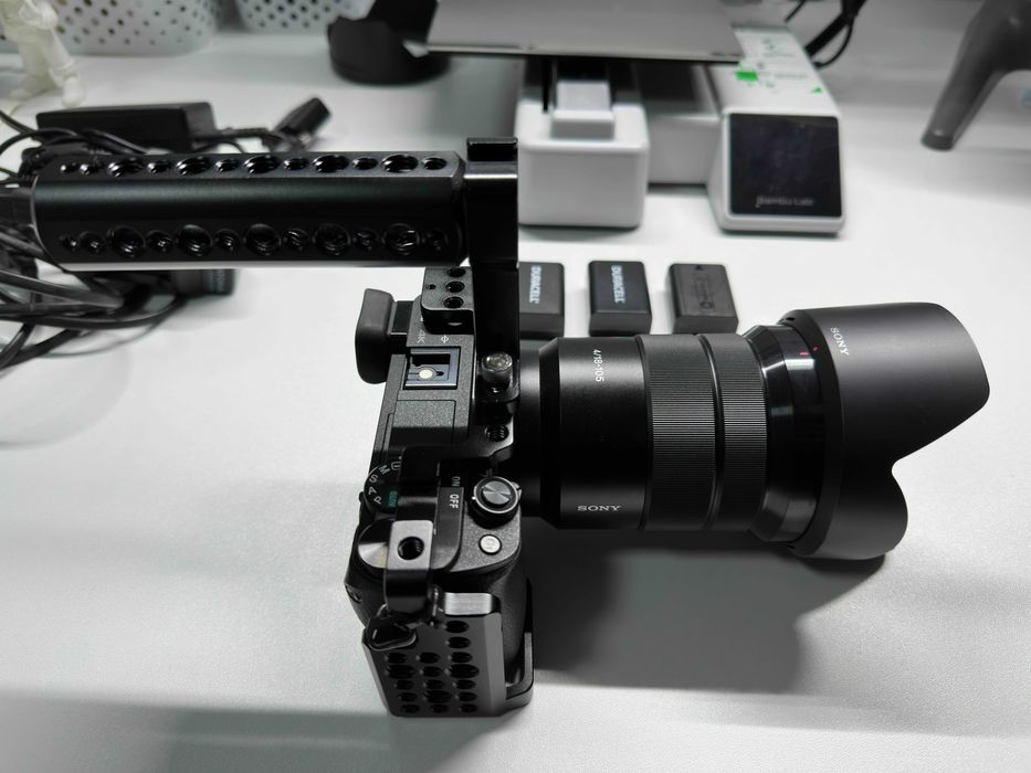 Sony a6300 / 18-105 oss f4 / 50 f1.8/ Cage SmallRig /extras