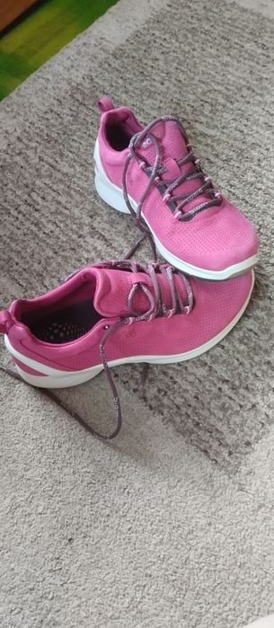 Кросівки фірмові