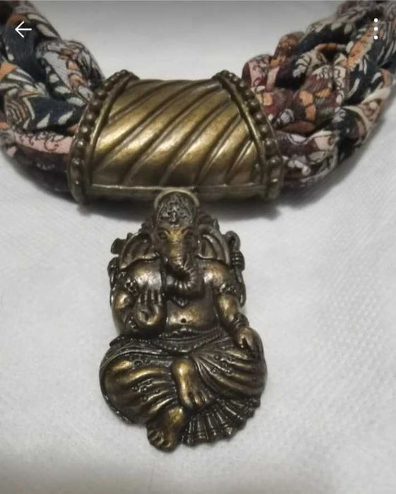 Colar senhora feito em tecido e metal