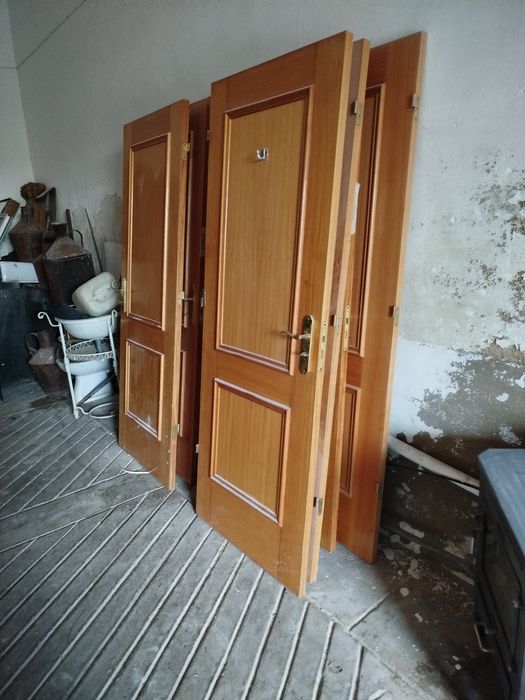Lote de 8 Portas Interiores em Madeira (Estilo Clássico) com Ferragens