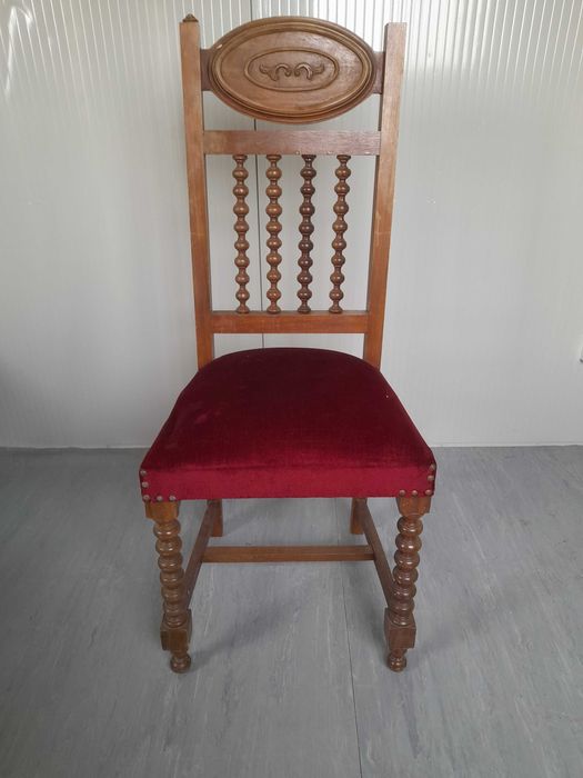 Cadeira estofada de tecido vermelho