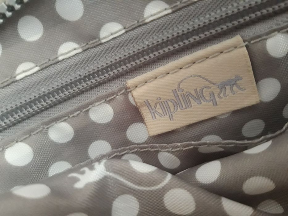Сумка Kipling c обезьяной бежевая через плечо