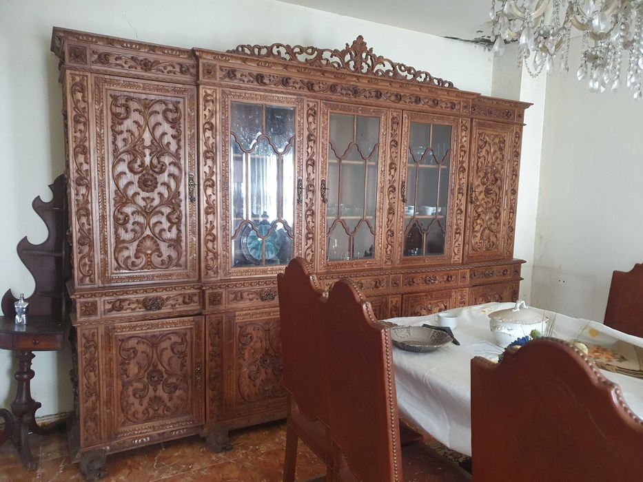 Diversos móveis antigos