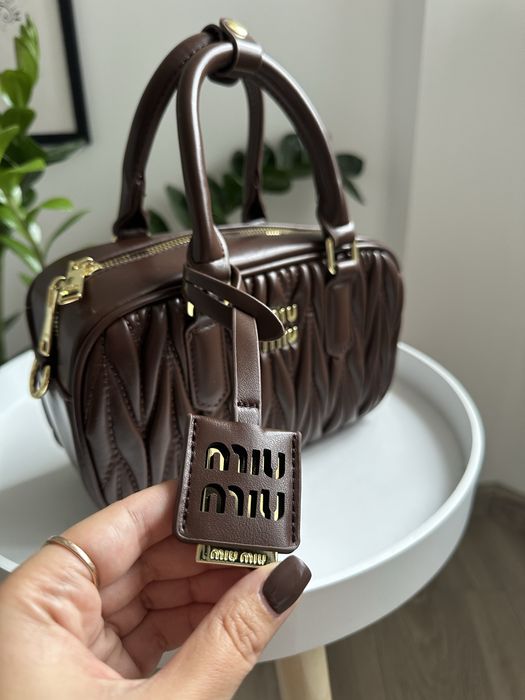 Популярна сумка в стилі міу міу miu miu трендова сумочка з ручками