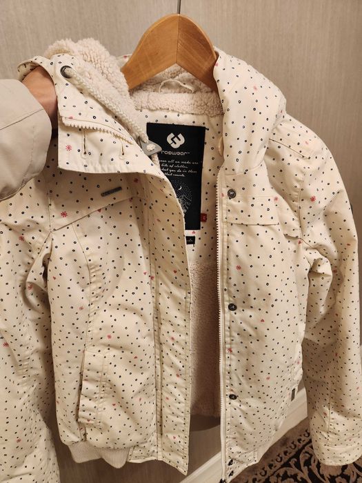 Продам демі куртку.