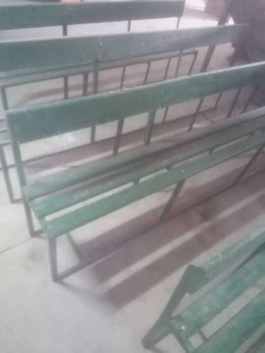 bancos em madeira e ferro