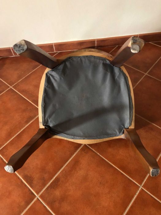 2 cadeiras com assento em bordô