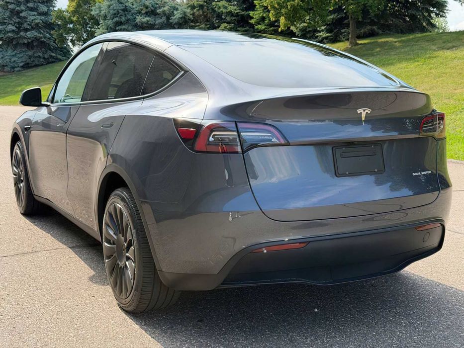 Tesla Model Y      2023
