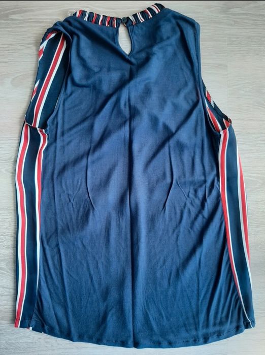 Blusa acetinada cavada às riscas S