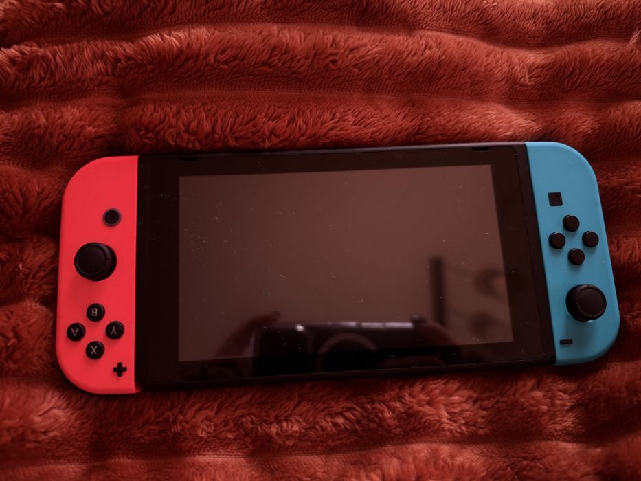 Sprzedam Nintendo Switch + 4 gry