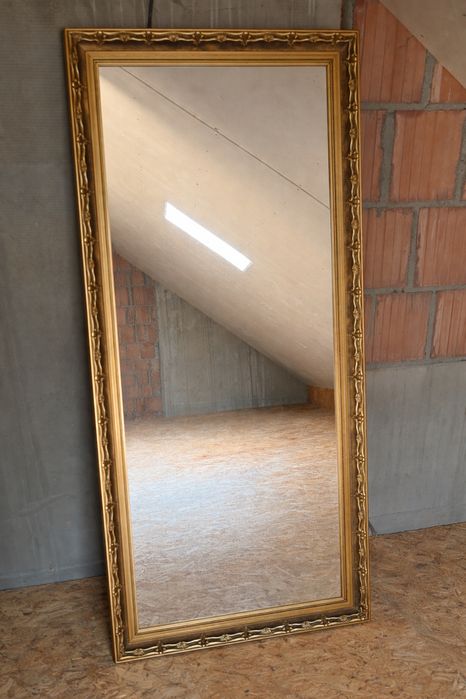 Lustro w złotej ramie