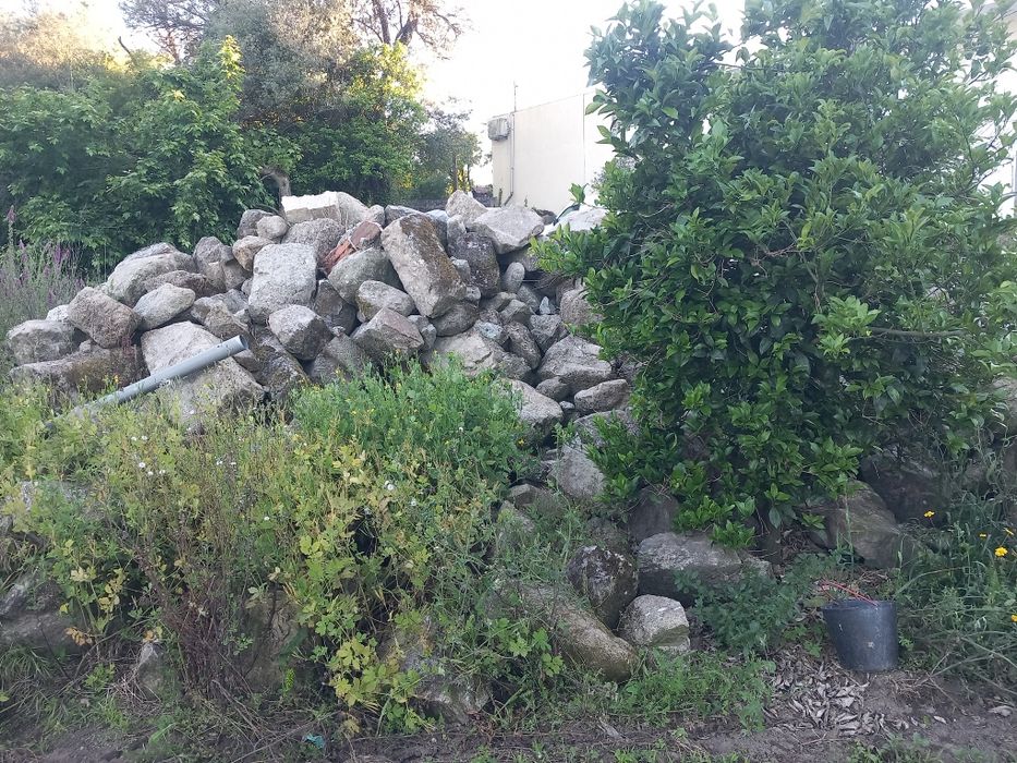 Vendo pedra [alguma trabalhada]