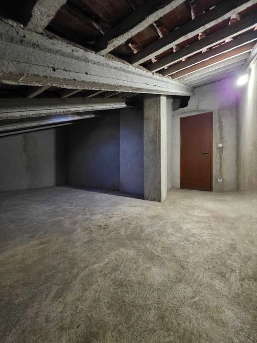 Sotão com 25 m2, espaço amplo para arrumação