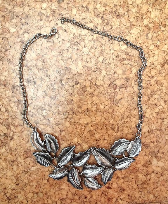 Colar prateado com detalhes de folhas