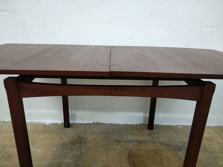 Mesa com 5 cadeiras