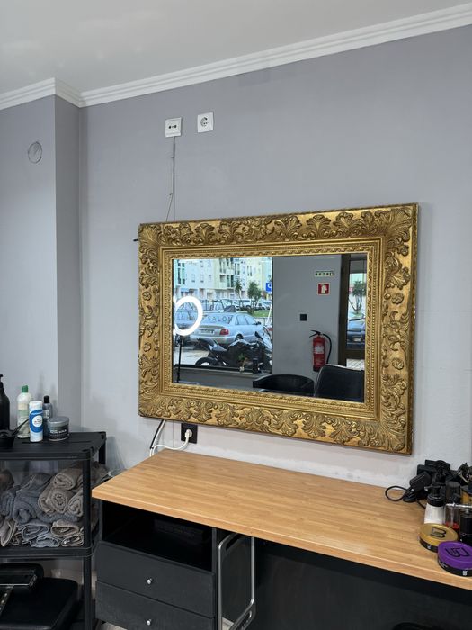 Espelho com moldura em madeira e gesso dourado