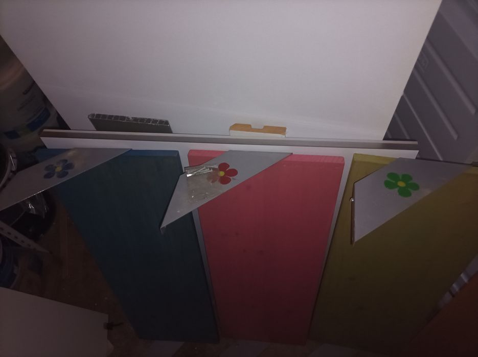Prateleiras para quarto de menina