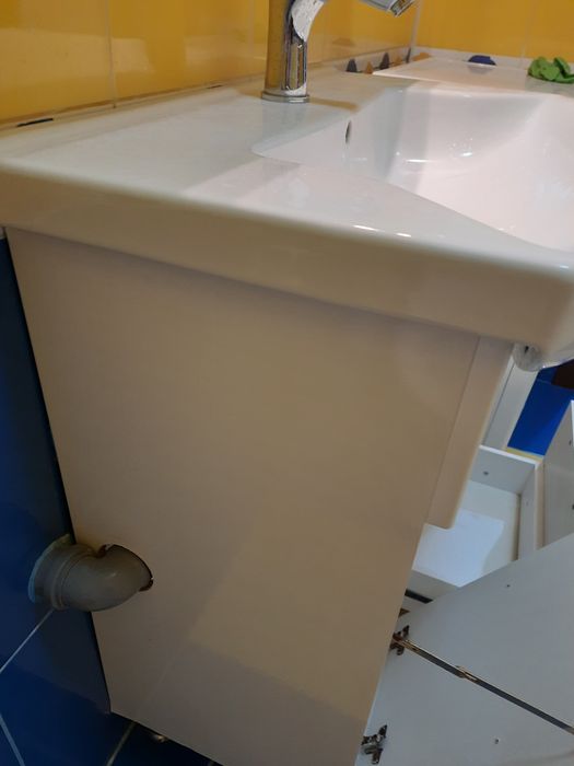 Продам тумбу з раковиною і дзеркалом