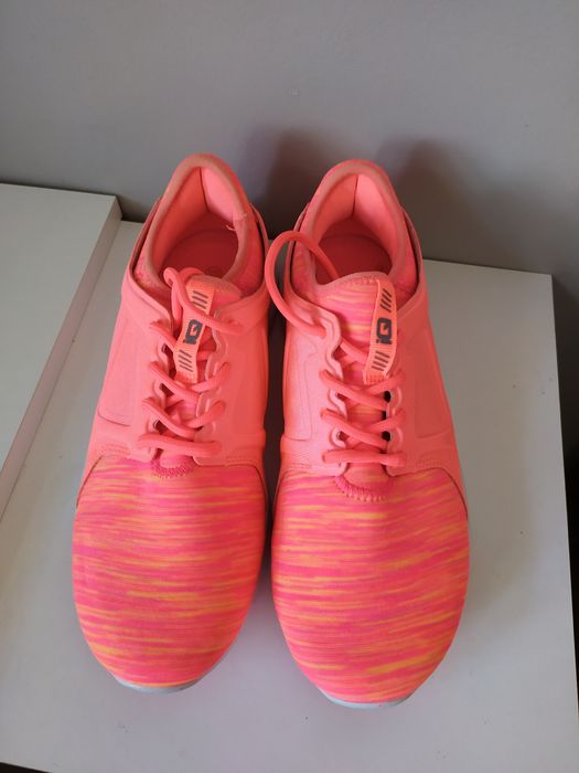 Buty sportowe marki IQ